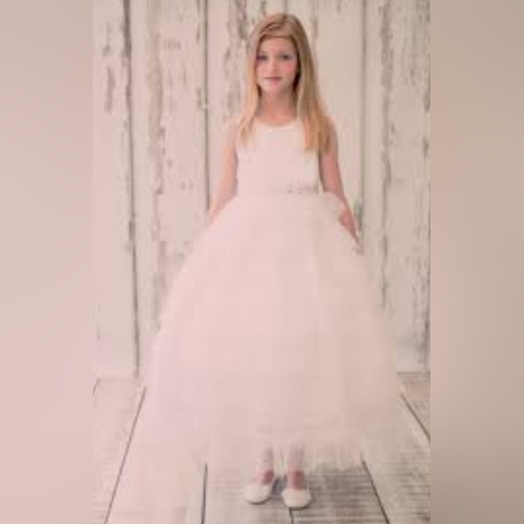 Layered mesh princess dress with a beautiful pearl and gem trim. Size 8 - Picture 13 of 14